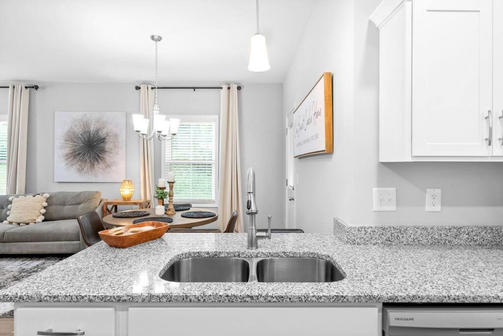 One-Of-A-Kind Smart, Cookie Themed Home For Up To 6 Clarksville Exterior foto